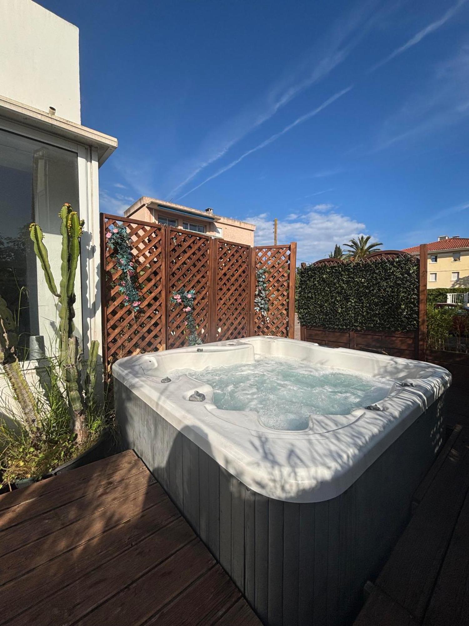 Hotel Sable Et Soleil - Port, Plage Et Jacuzzi Prive Fréjus Kültér fotó